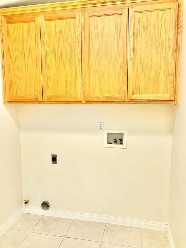 Building Photo - Light & Bright Single-Story Home in the Heart of Fallbrook, Complete with Private, Fully Fenced B...