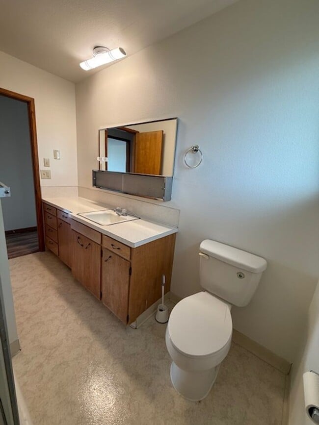 Building Photo - 4 Bedroom 2 Bath Country home Dundee OR. P...