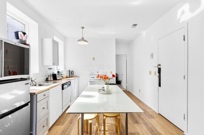 Building Photo - 854 N High St