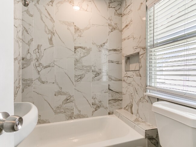 Building Photo - 4410 N Blackwelder Ave