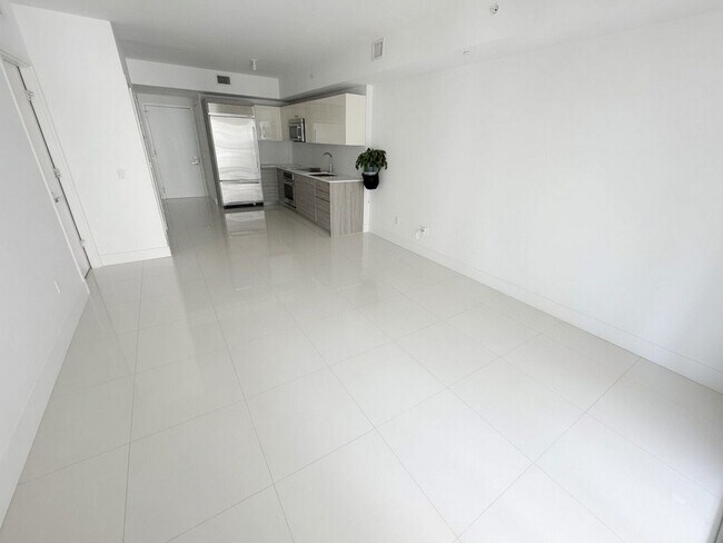 Building Photo - 1300 Brickell Bay Dr