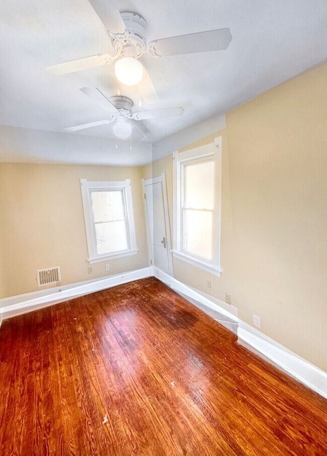 Building Photo - Charming 3-Bedroom Home / Pet-Friendly / V...
