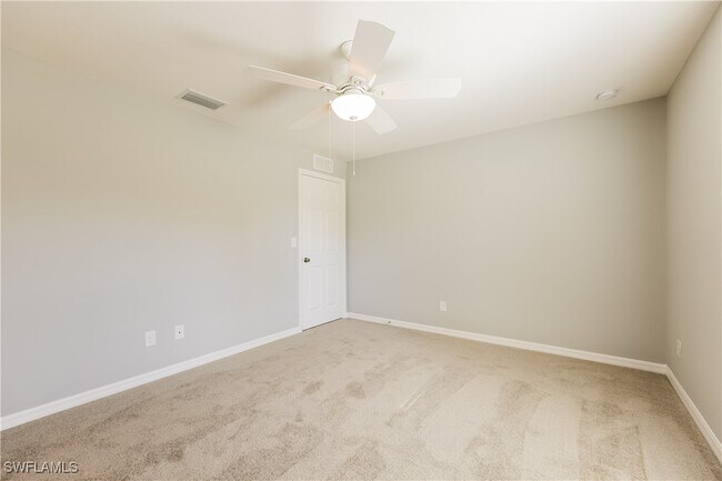 Building Photo - 858 Carbon St E