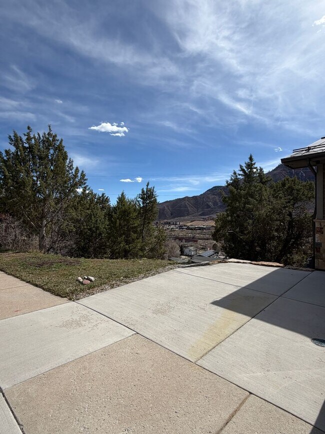 Building Photo - 350 Greenway Dr