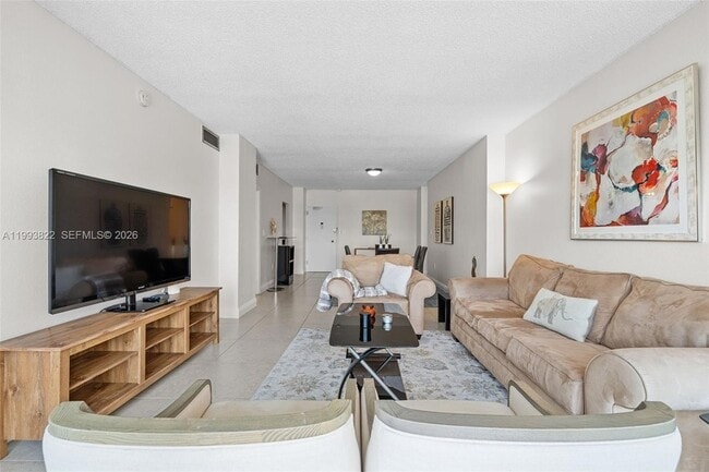 Building Photo - 500 Bayview Dr