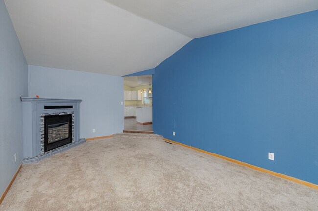 Building Photo - Large Single Family Home for Rent!