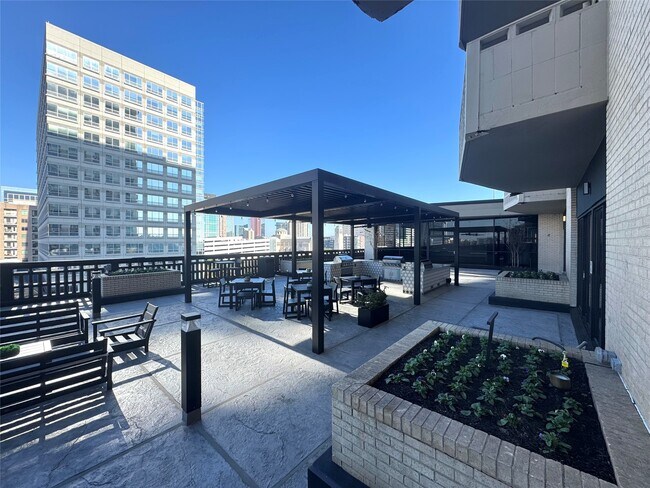 Building Photo - 2016 Main St