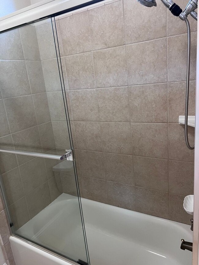 Building Photo - 3 bedroom, 2.5 bathroom home in great Neig...