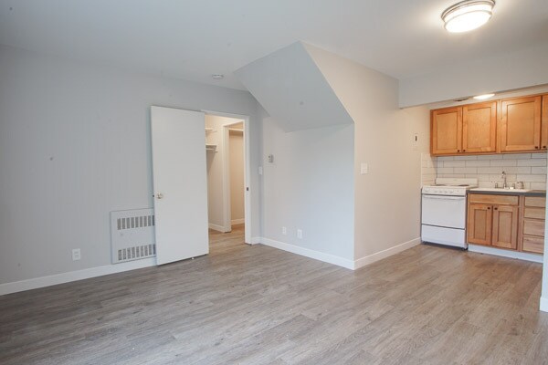 Building Photo - Near OHSU-Well-Appointed Studio Ready Soon!