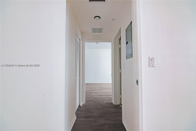 Building Photo - 950 Brickell Bay Dr