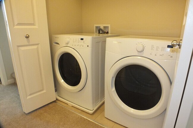 Building Photo - 3 Bedroom Townhome Condo