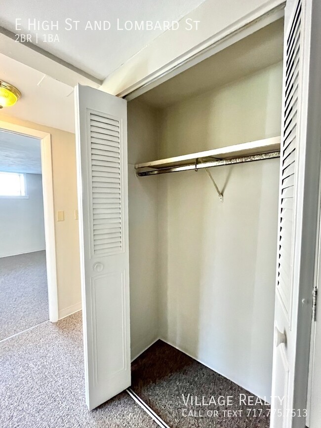 Building Photo - Huge 2-Bed apartment with washer/dryer hoo...