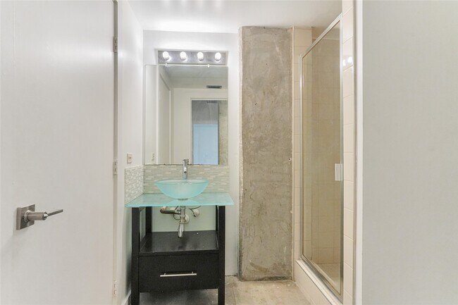 Building Photo - 2000 Bagby St