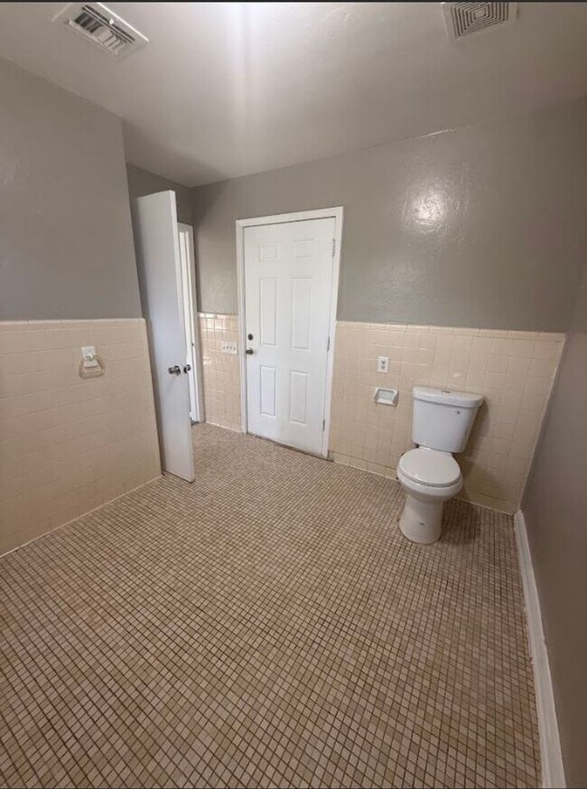 Building Photo - Charming 4 Bedroom House!