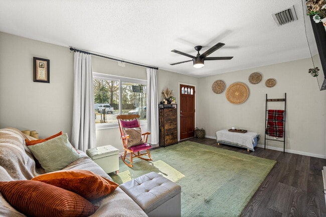 Building Photo - Cozy, fenced 2BR, 1.5BA in NE