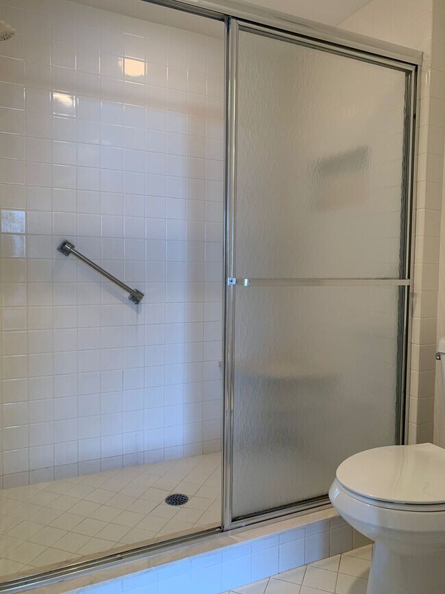 Building Photo - Condo - Coral Pointe At Harbourside with Water Views