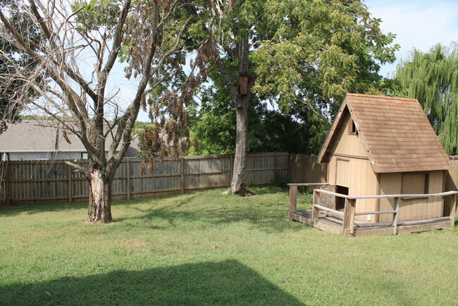 Building Photo - Spacious Home