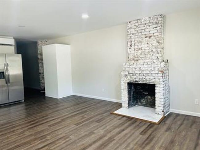 Building Photo - Brand New Renovated 2/1 Available Now!