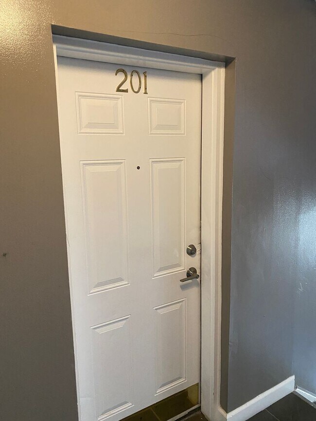 Building Photo - 2bd/1ba garden apartment; 706 sq.ft. $1300 plus util