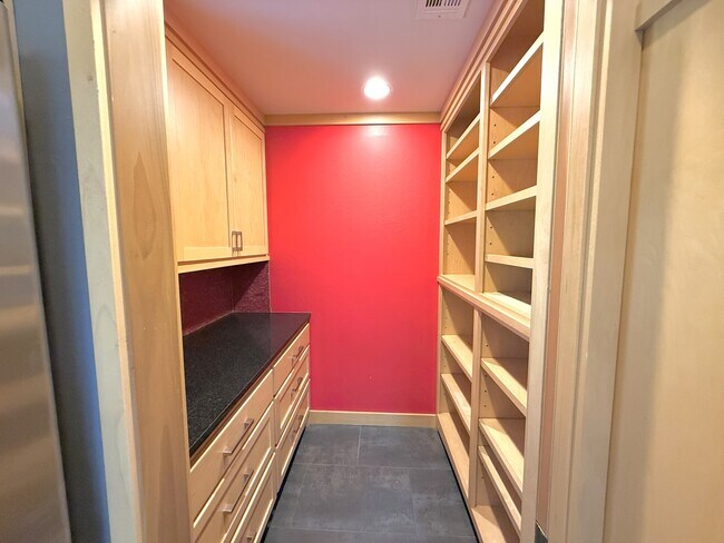 Building Photo - 1004 Brookside Dr
