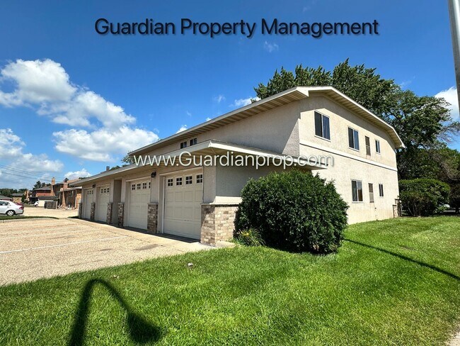 Building Photo - Richfield 2nd Floor Apartment, Very Spacio...