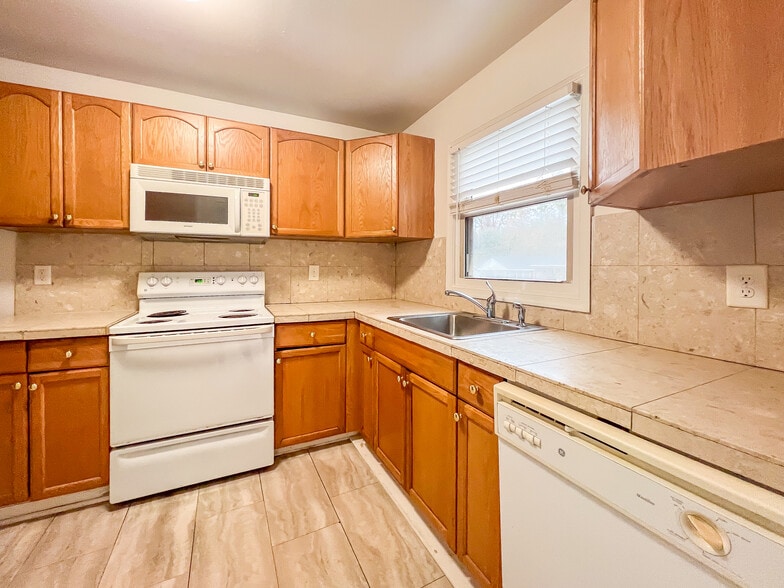 Building Photo - 26 Fox Hill Dr