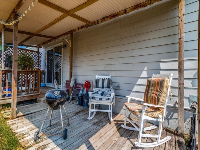 Building Photo - 9651 Oak Hill Dr