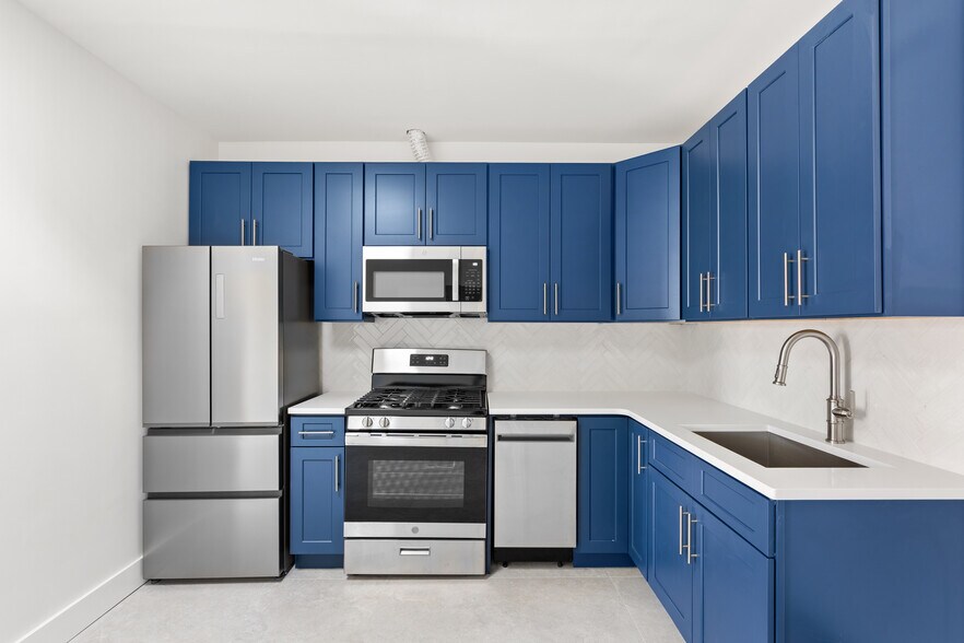 Building Photo - 744 Lexington Ave