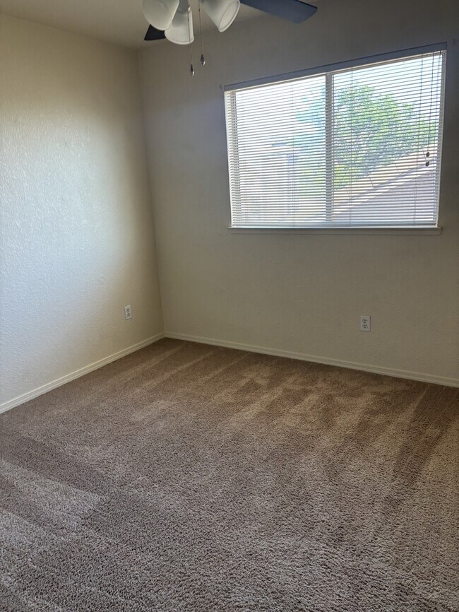 Building Photo - Modesto 4 Bedroom 2.5 Bathroom Home