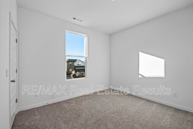 Building Photo - 4670 W Aurora St