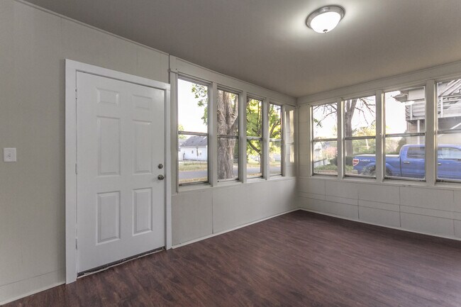 Building Photo - 5 Bedrooms, 2 Bathrooms - Near Drake