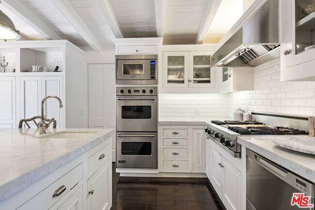 Building Photo - 111 S Glenroy Ave