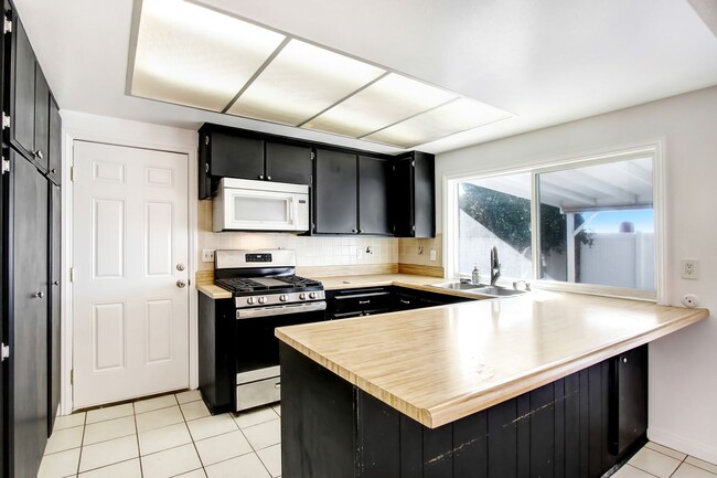 Building Photo - Available now this charming single-story 3B/2B in the City of Highland.