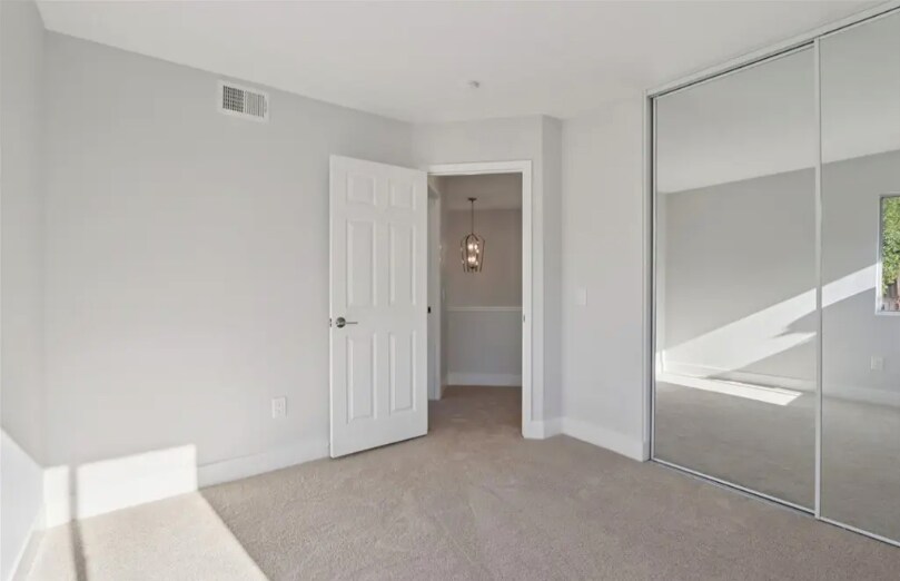 Building Photo - 16021 Augusta Dr