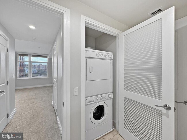 Building Photo - 8220 Crestwood Heights Dr