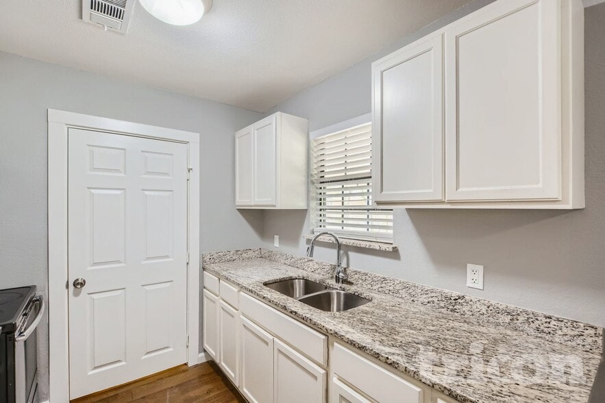 Building Photo - 306 Lakey Rd