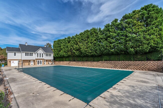 Building Photo - Luxurious 2 Level 2 Bedroom + Den 3 Bathro...