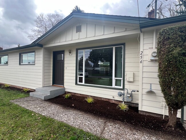 Building Photo - Fully Remodeled Three Bedroom Home in Sout...