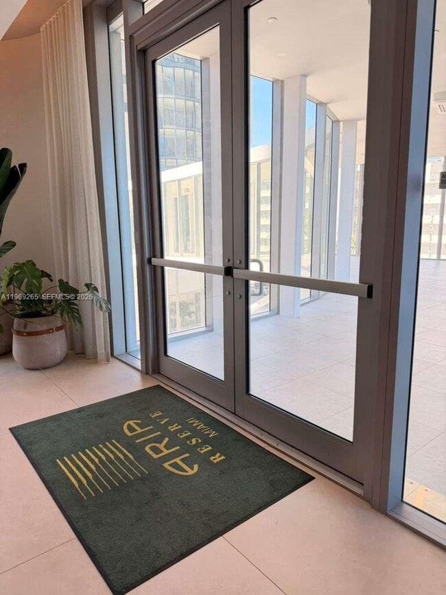 Building Photo - 700 NE 24th St