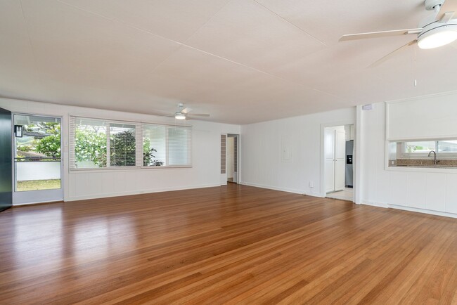 Building Photo - Mid-century modern Kalaheo Ave. Beach side...
