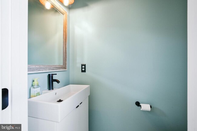 Building Photo - 5502 Sacramento Mews Pl