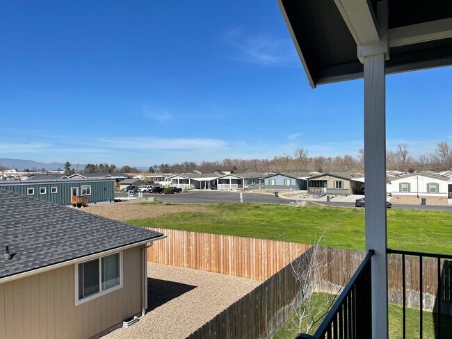 Building Photo - Newer-Very Nice 2 Bedroom 1 Bath Upstairs Noise Free Apartment****HALF OFF FIRST FULL MONTHS RENT...