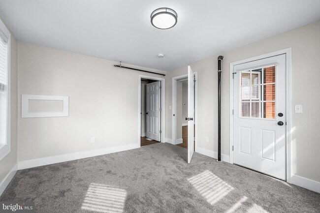 Building Photo - 320 W King St