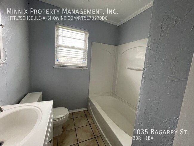 Building Photo - 1035 Bagarry
