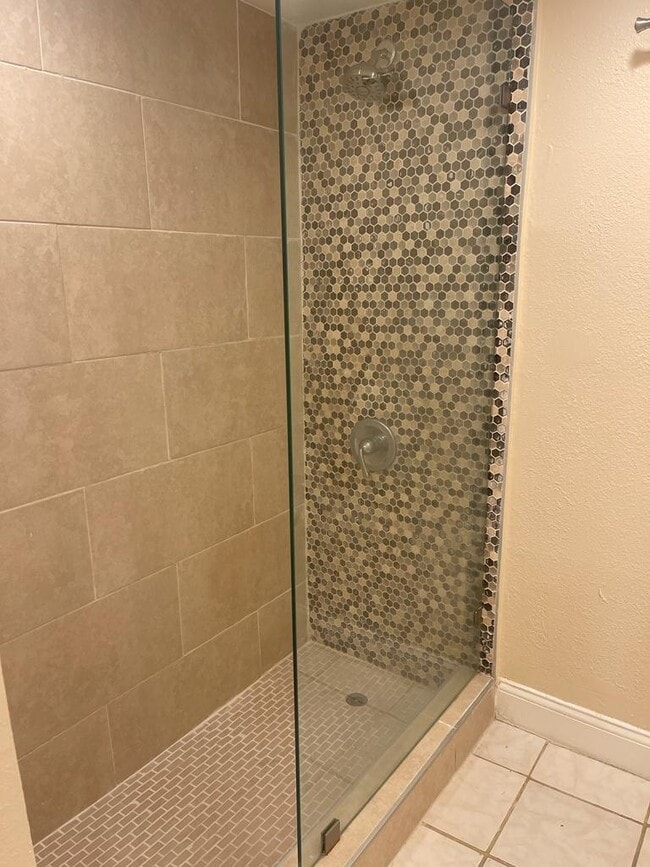 Building Photo - 6521 Racquet Club Dr