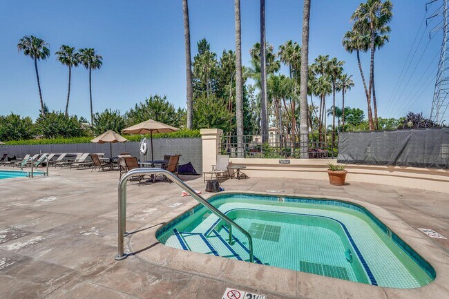 Building Photo - Beautiful and spacious 3 bedroom 2.5 bath ...
