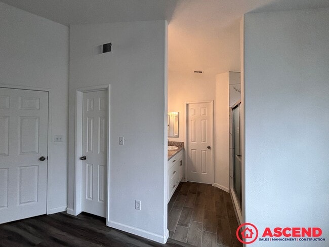 Building Photo - Beautiful 4 Bedroom Home In Rosedale!