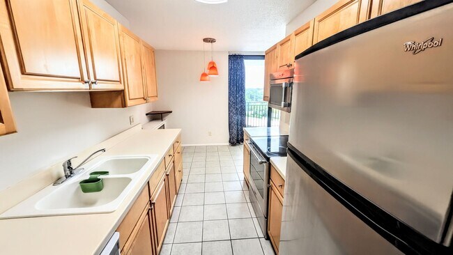 Building Photo - Annual UNfurnished Siesta Key Gulf front 2/2 condo with water views!