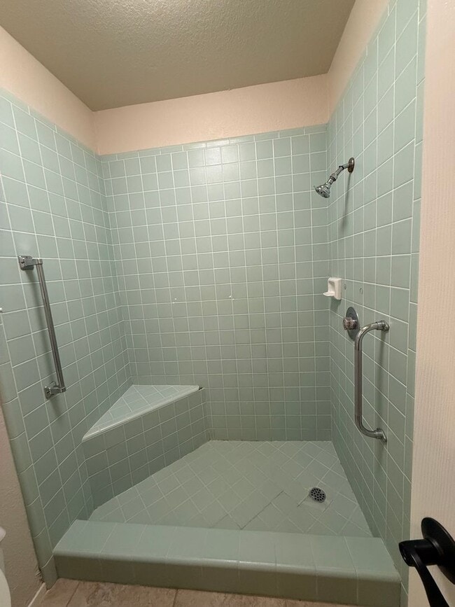 Building Photo - Cute House in East Redding!