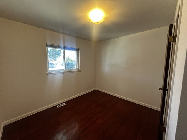 Building Photo - Available Immediately!  Spacious 6-Bedroom Retreat with 2 Full Baths in Charming Denver Locale!